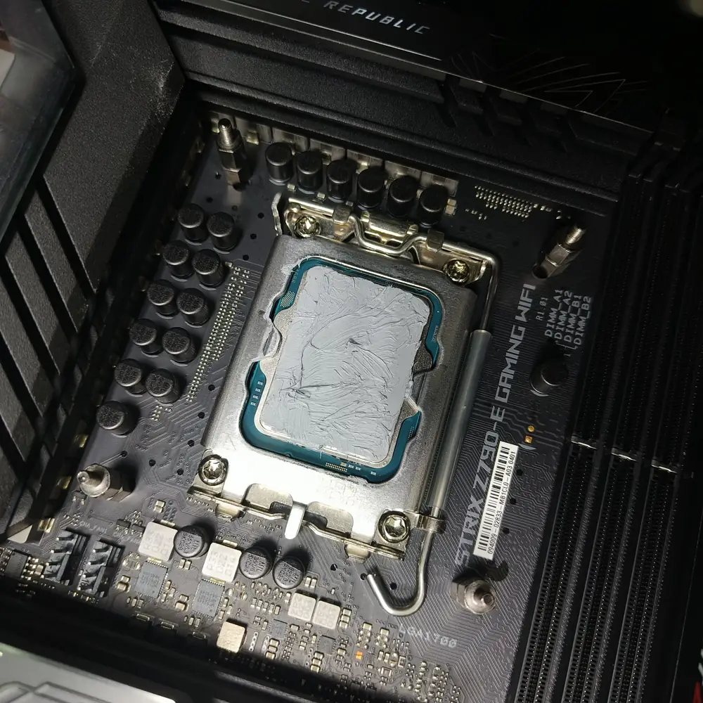 ASUS ROG Strix CPU Thermal Paste Installed
