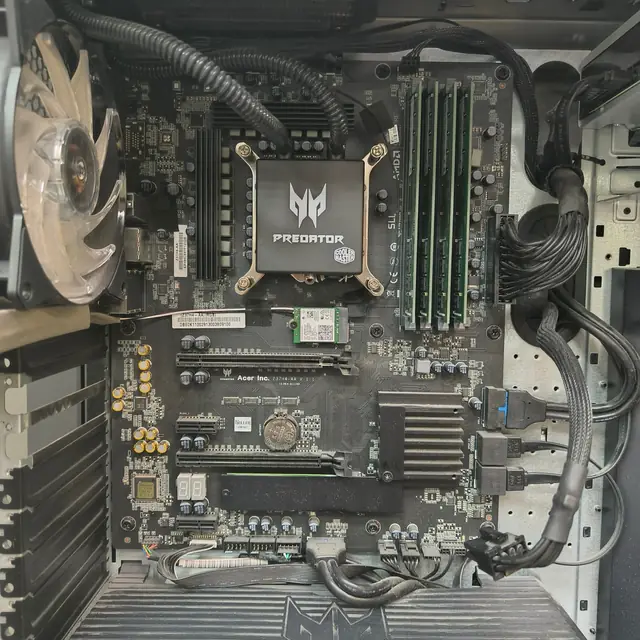 Acer Predator gaming PC Cooler Master liquid cooler and Z37H4-AA motherboard in Kuwait