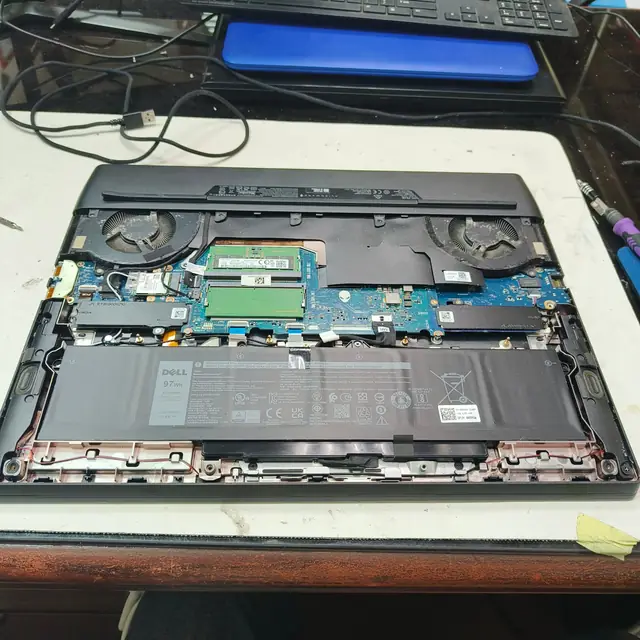 Alienware laptop internal cleaning fan dust battery 97Wh in Kuwait