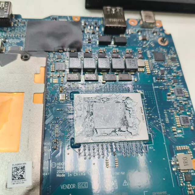 AMD Ryzen 7 laptop CPU old thermal paste before repaste in Kuwait