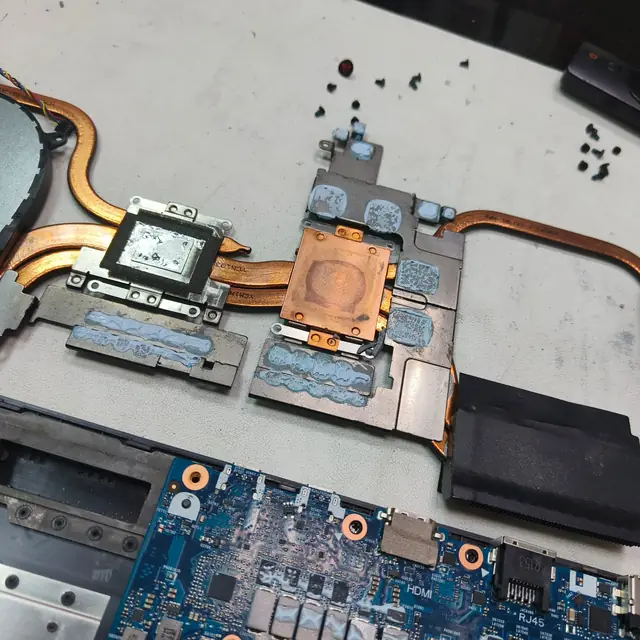 ASUS ROG Strix G15 G513R heatsink old thermal paste and thermal pads in Kuwait