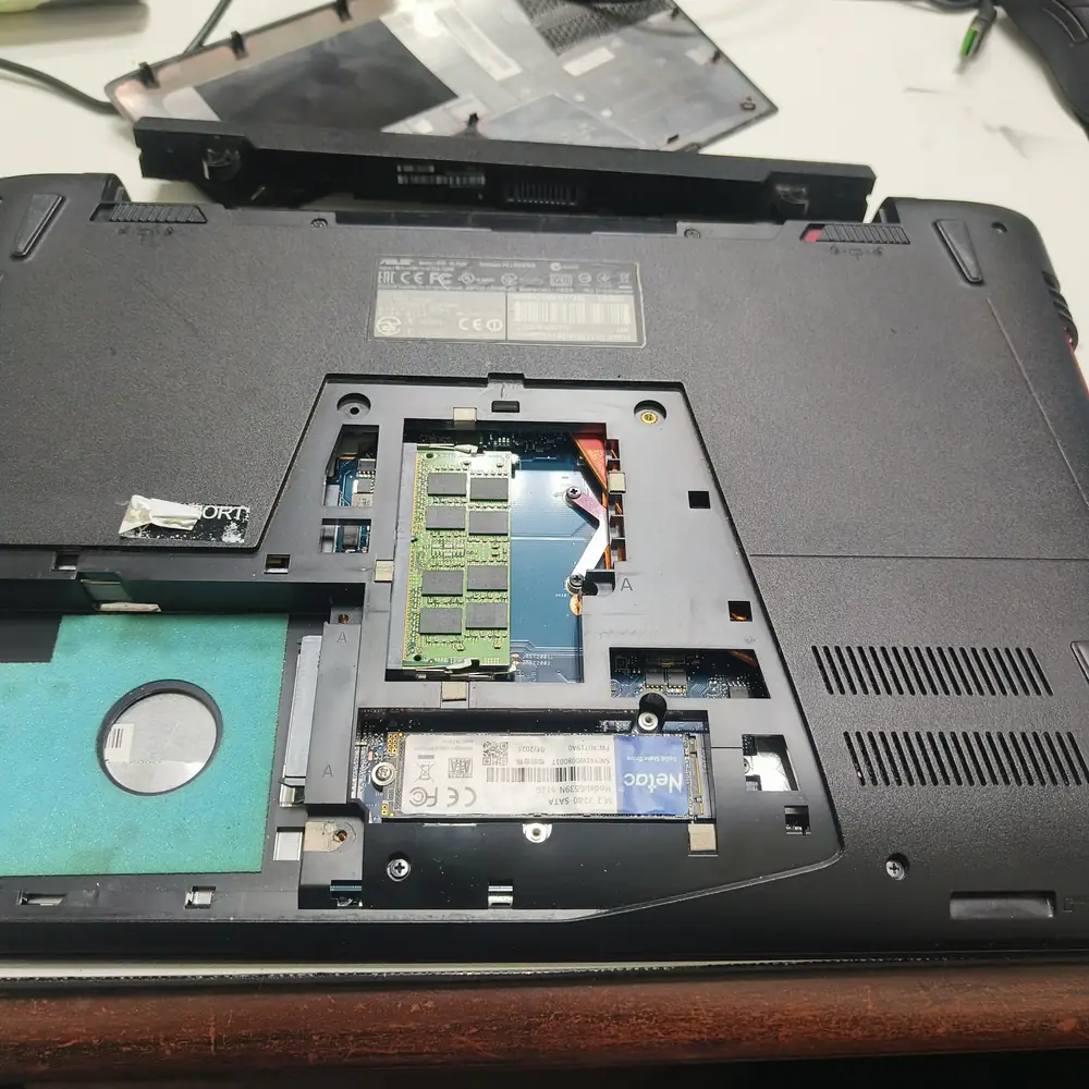 Laptop Bottom Chassis Battery RAM Open