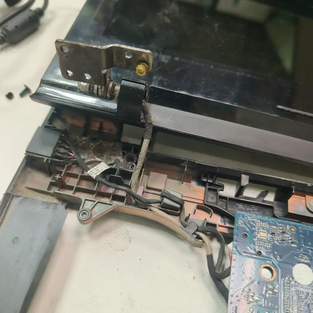 Laptop screen bezel and hinge